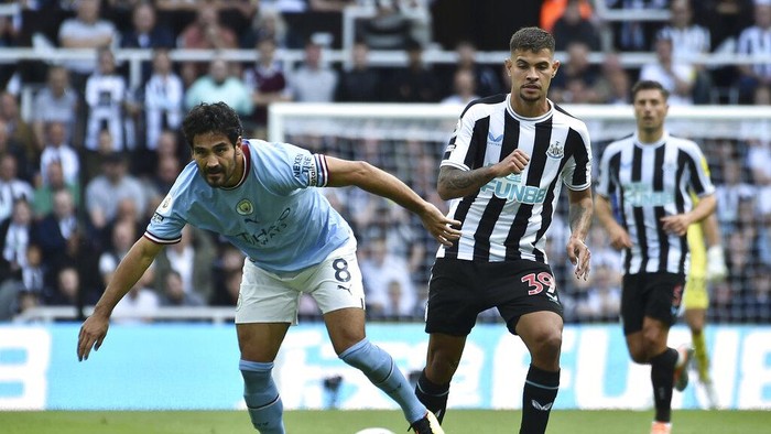Newcastles Bruno Guimaraes, right, challenges Manchester Citys Ilkay Gundogan during the English Premier League soccer match between Newcastle United and Manchester City at St James Park in Newcastle, England, Sunday, Aug.21, 2022. (AP Photo/Rui Vieira)