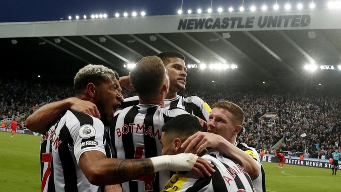 Soccer Football - Premier League - Newcastle United v Brighton & Hove Albion - St James Park, Newcastle, Britain - May 18, 2023 Newcastle Uniteds Bruno Guimaraes celebrates scoring their fourth goal with teammates Action Images via Reuters/Lee Smith EDITORIAL USE ONLY. No use with unauthorized audio, video, data, fixture lists, club/league logos or live services. Online in-match use limited to 75 images, no video emulation. No use in betting, games or single club /league/player publications.  Please contact your account representative for further details.