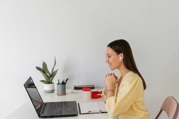 Perempuan sedang bekerja