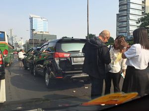 4 Mobil Terlibat Kecelakaan Beruntun di Dekat Exit Tol Tebet 4 Mobil Terlibat Kecelakaan Beruntun di Dekat Exit Tol Tebet
