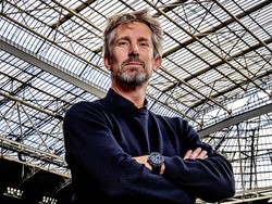 Edwin Van der Sar Sudah Lewati Masa Kritis