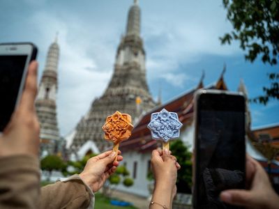 Es Krim Bentuk Ubin Kuil Jadi Jajanan Unik di Wat Arun Thailand