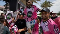 Mereka terlihat mengenakan jersey pink khas Inter Miami dan membawa spanduk wajah Lionel Messi.  
