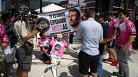 Para suporter Lionel Messi berdatangan ke Stadion Inter Miami DRV Pnk sejak mendarat Messi di bandara Fort Lauderdale, Amerika Serikat.   