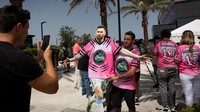 Seorang suporter berpose dengan potongan karton pemain sepak bola Argentina Lionel Messi di luar Stadion Inter Miami DRV Pnk, Fort Lauderdale, Florida, Amerika Serikat, Selasa (11/7/2023).  
