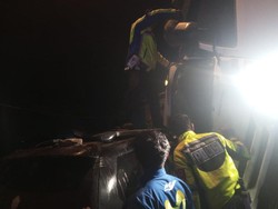 Detik-detik Kecelakaan Mobil Boks hingga Terbalik-Timpa Mobil Lain di Bogor
