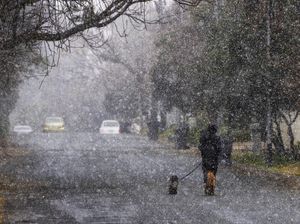 Anomali Afsel Dilanda Badai Salju, Wisatawan Terdampar di Pom Bensin