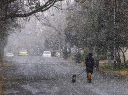 Anomali Afsel Dilanda Badai Salju, Wisatawan Terdampar di Pom Bensin