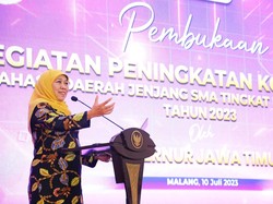 Gubernur Khofifah Minta Seminggu Sekali Siswa Berpakaian dan Berbahasa Daerah
