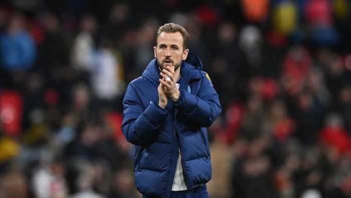 Englands striker Harry Kane applauds the fans following the UEFA Euro 2024 group C qualification football match between England and Ukraine at Wembley Stadium in London on March 26, 2023. (Photo by JUSTIN TALLIS / AFP)