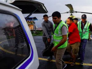 Proses Evakuasi Korban Helikopter Jatuh di Gunung Everest Proses Evakuasi Korban Helikopter Jatuh di Gunung Everest
