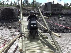 Warga Gotong Royong Bangun Jembatan Darurat Dampak Banjir Lahar Semeru