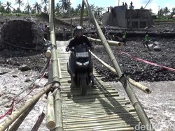 Warga Gotong Royong Bangun Jembatan Darurat Dampak Banjir Lahar Semeru