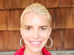 Jessica Simpson Dituding Bohong, Pamer Foto Tanpa Makeup Tapi Pakai Maskara