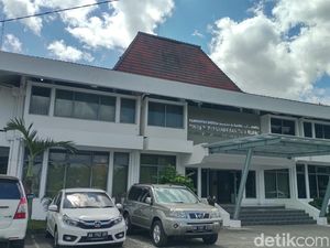 Jaksa Geledah Kantor Dispertaru DIY Terkait Kasus Mafia Tanah Kas Desa Jaksa Geledah Kantor Dispertaru DIY Terkait Kasus Mafia Tanah Kas Desa