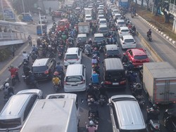 Lalin Jalan Daan Mogot Jakbar Macet, Mobil-Motor Terobos Jalur TransJ