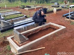 Puluhan Makam Korban COVID-19 di Tasikmalaya Ambles