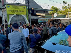 Jokowi Mampir ke Warung Nasi Bu Eha, Bagi-bagi Bantuan hingga Kaos