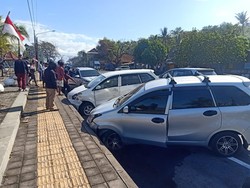 Saling Salip, Tiga Mobil Tabrakan Beruntun di Jalan Amlapura-Denpasar
