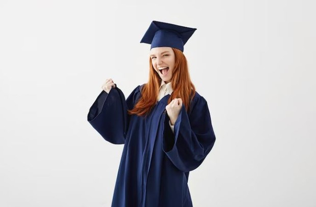 Lulus kuliah/ foto: Freepik/ cookie_studio Perempuan memakai toga kelulusan