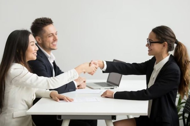 Mendapatkan kampus atau pekerjaan/ foto: Freepik/ yanalya Tiga orang sedang duduk di satu meja