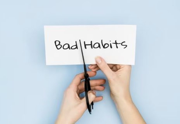 Meninggalkan kebiasaan buruk/ foto: Freepik/ freepik Tulisan Bad Habits
