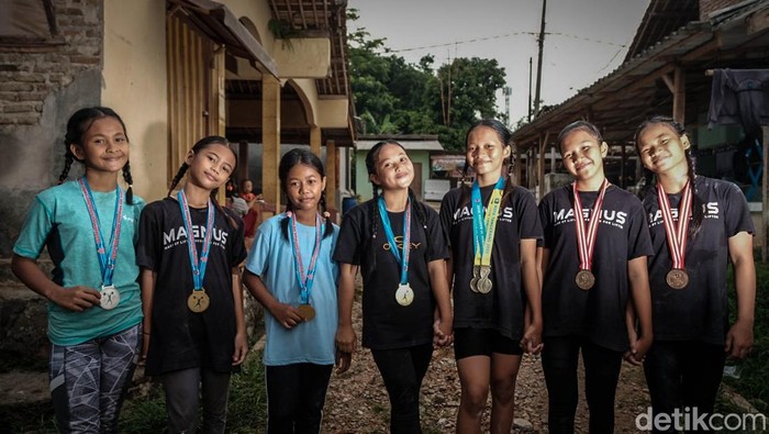 Selepas pensiun dan memutuskan bangun akademi angkat besi di dekat rumahnya, Deni berniat mencetak calon juara hingga mendunia dari sekolahnya.