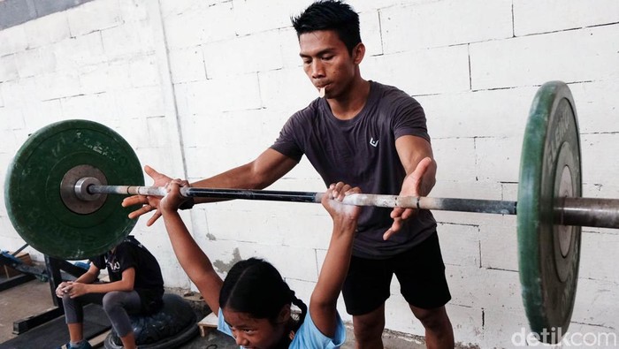 Selepas pensiun dan memutuskan bangun akademi angkat besi di dekat rumahnya, Deni berniat mencetak calon juara hingga mendunia dari sekolahnya.