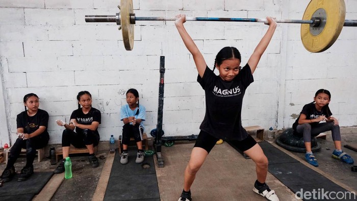 Selepas pensiun dan memutuskan bangun akademi angkat besi di dekat rumahnya, Deni berniat mencetak calon juara hingga mendunia dari sekolahnya.