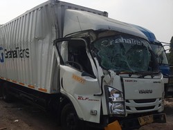 Ini Penyebab Mobil Boks Terguling Timpa Mobil Lain di Puncak Bogor