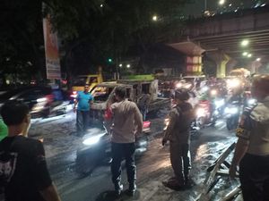 Mobil Pikap Terbakar di Kolong Flyover Tanjung Barat, Lalin Sempat Macet