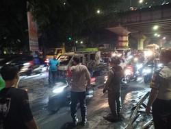 Mobil Pikap Terbakar di Kolong Flyover Tanjung Barat, Lalin Sempat Macet