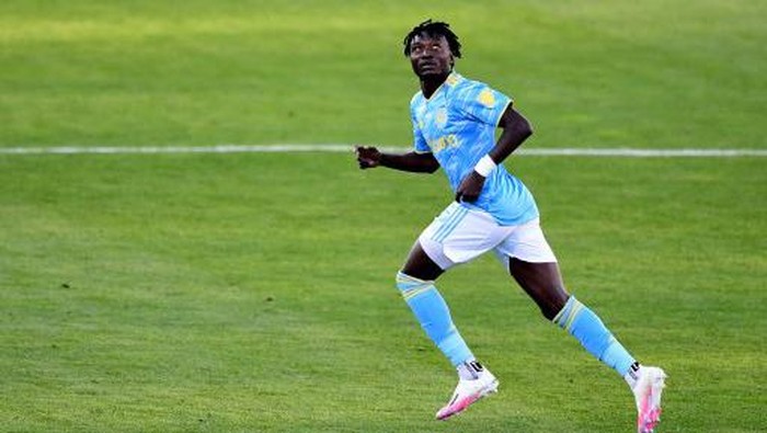 COLUMBUS, OHIO - APRIL 18: Olivier Mbaizo #15 of Philadelphia Union during their game against the Columbus Crew SC at the Historic Crew Stadium on April 18, 2021 in Columbus, Ohio.   Emilee Chinn/Getty Images/AFP (Photo by Emilee Chinn / GETTY IMAGES NORTH AMERICA / Getty Images via AFP)