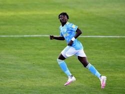 Kisah Bek Kamerun Minta Pindah Klub karena Tak Bisa Bawa Anak Istri