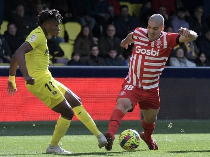 Villarreals Nigerian midfielder Samuel Chukwueze (L) vies with Gironas Spanish midfielder Oriol Romeu during the Spanish league football match between Villarreal CF and Girona FC at La Ceramica stadium in Vila-Real on January 22, 2023. (Photo by Jose Jordan / AFP)