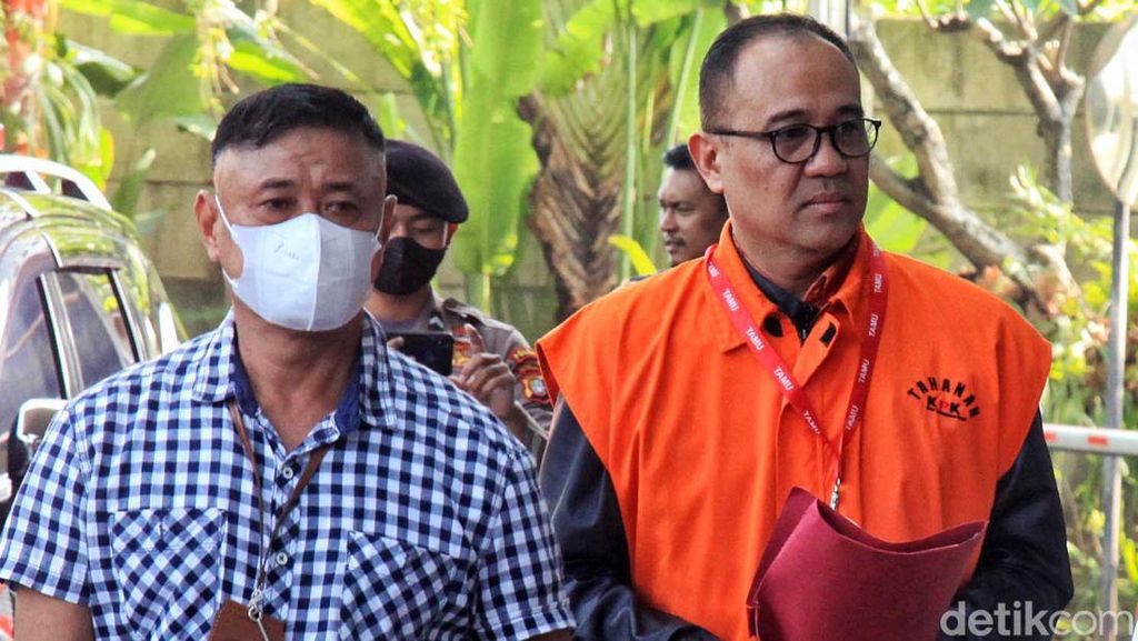 Diperiksa KPK, Rafael Alun Tenteng Map Merah Diperiksa KPK, Rafael Alun Tenteng Map Merah