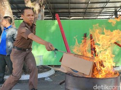 Senjata Beracun Ekor Ikan Pari dari Garut Musnah di Atas Bara Api