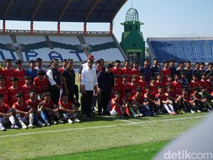 Jokowi Beri Semangat Pemain Seleksi Timnas U-17 di Si Jalak Harupat