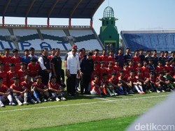 Jokowi Beri Semangat Pemain Seleksi Timnas U-17 di Si Jalak Harupat