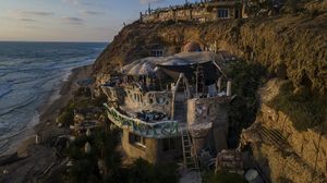 Pria Ini Bangun Rumah Gua di Tebing Batu Israel, Begini Bagian Dalamnya
