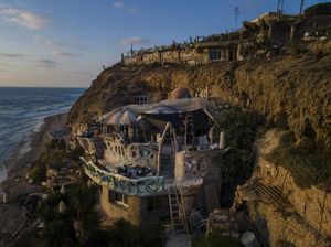 Pria Ini Bangun Rumah Gua di Tebing Batu Israel, Begini Bagian Dalamnya