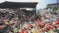 Iiih, Jorok! Sampah di Belakang Balkot Depok Luber ke Jalan