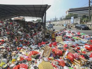 Iiih, Jorok! Sampah di Belakang Balkot Depok Luber ke Jalan