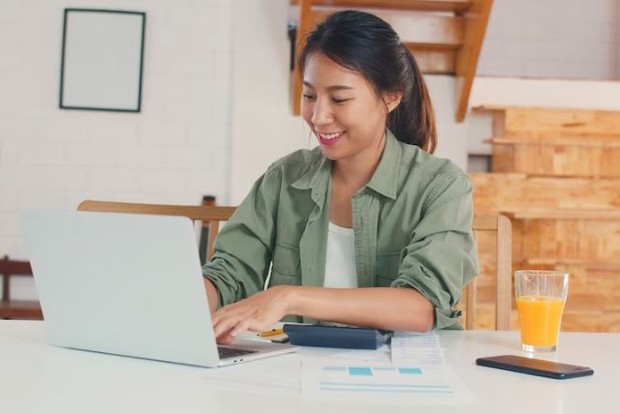 Perempuan sedang bekerja