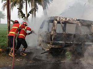 Mobil Minibus Angkut Jeriken Isi BBM Terbakar di Mandiraja Banjarnegara