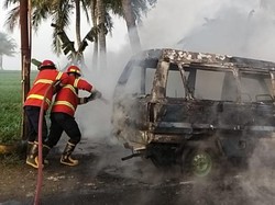 Mobil Minibus Angkut Jeriken Isi BBM Terbakar di Mandiraja Banjarnegara