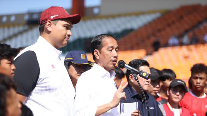 Presiden RI Joko Widodo hadir di Stadion Si Jalak Harupat, Soreang, Kabupaten Bandung, Rabu (12/7/2023), tempat digelarnya seleksi Timnas Indonesia U-17.