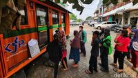 Potret Penerima KJP Antre Sembako Murah di Manggarai