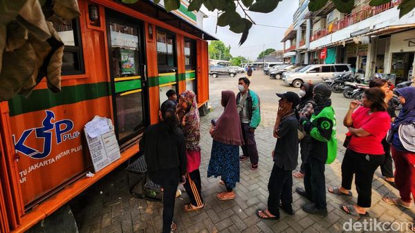 Potret Penerima KJP Antre Sembako Murah di Manggarai