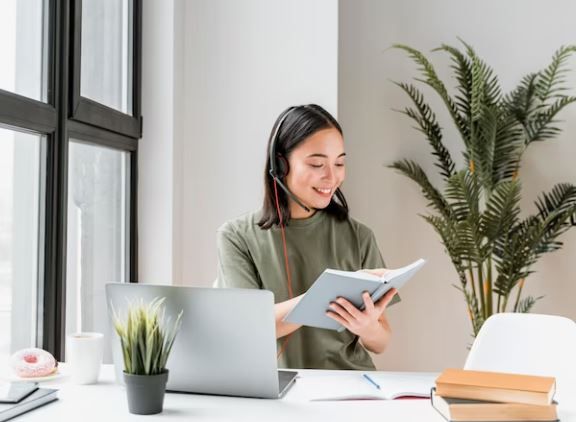 Perempuan sedang Bekerja